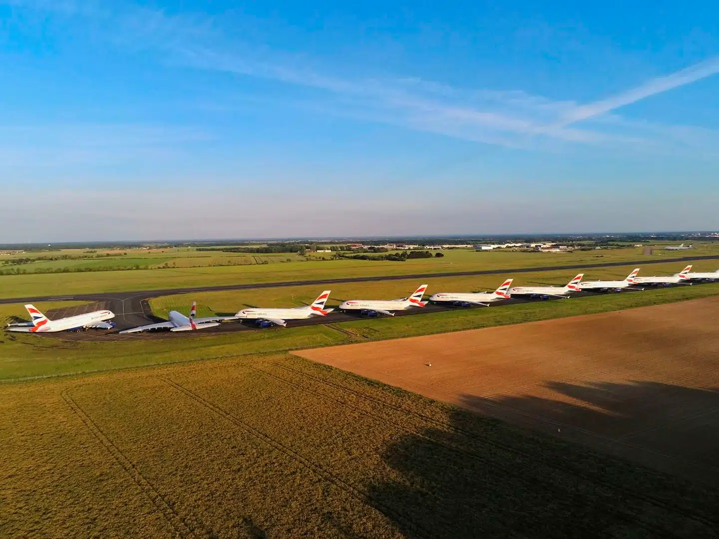 Overalt på kloden er fly blevet parkeret, efter coronasmitten brød ud. Her er det Airbus 380-fly fra British Airways, som står stille i en lufthavn i det centrale Frankrig.