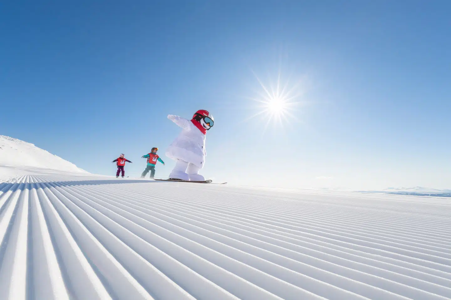 Snemandsmaskotten Valle er mester i at lære de mindste at stå på ski. Foto: SkiStar