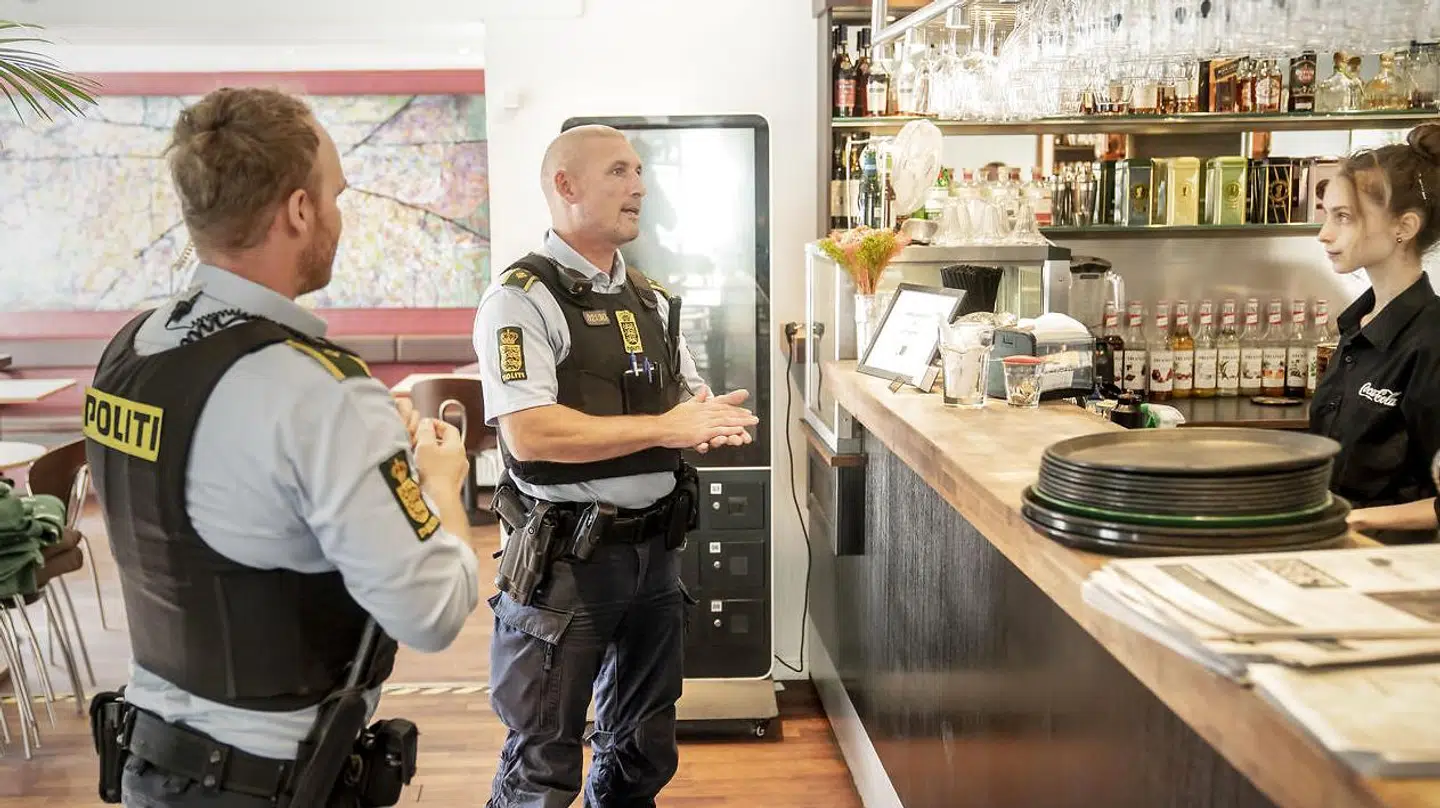 Betjente fra nærpolitiet i København besøger Cafe Phenix i Valby for at tjekke, om cafeen lever op til coronareglerne.