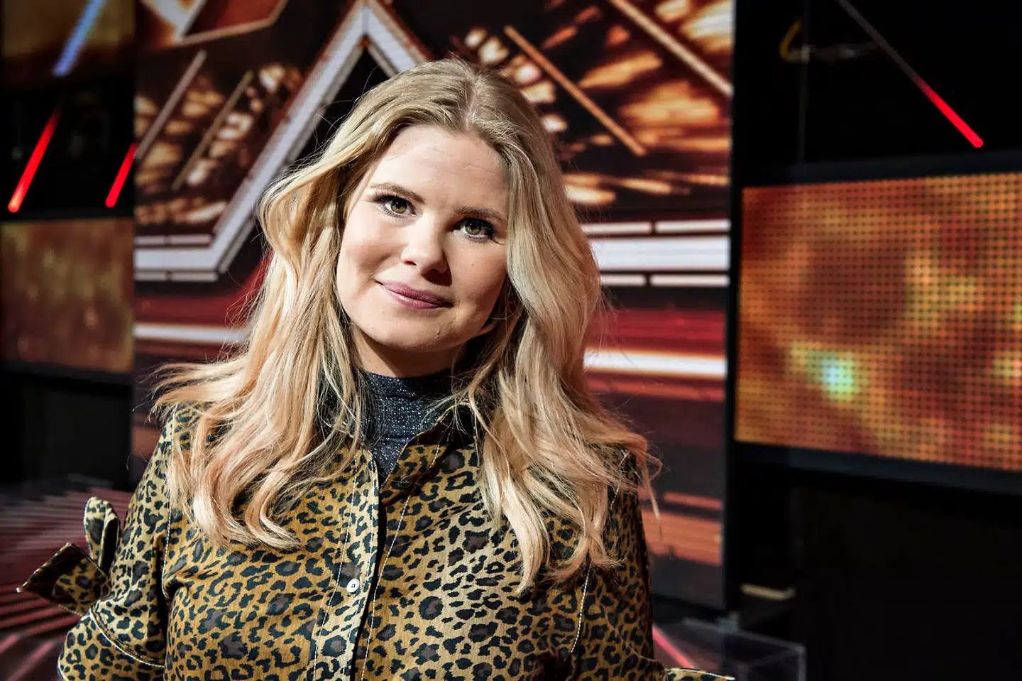 »X Factor«-vært Sofie Linde fortalte til Zulu Comedy Galla i sidste uge, at en mandlig kollega truede med at ødelægge hendes karriere, hvis hun ikke gav ham oralsex til en julefrokost i DR. Sofie Linde var på det tidspunkt 18 år og netop begyndt hos DR.