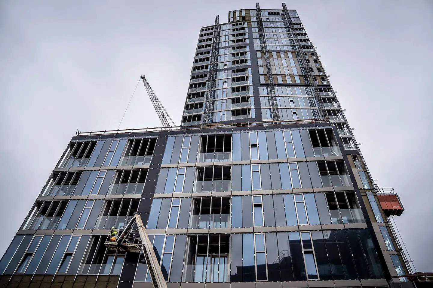 Der er mistanke om svindel med betonfundamentet under et nyt 23-etagers højhus på Faste Batteri Vej 78 på Amager. Imens Københavns Politi efterforsker sagen, undersøger Teknologisk Institut betonens styrke.