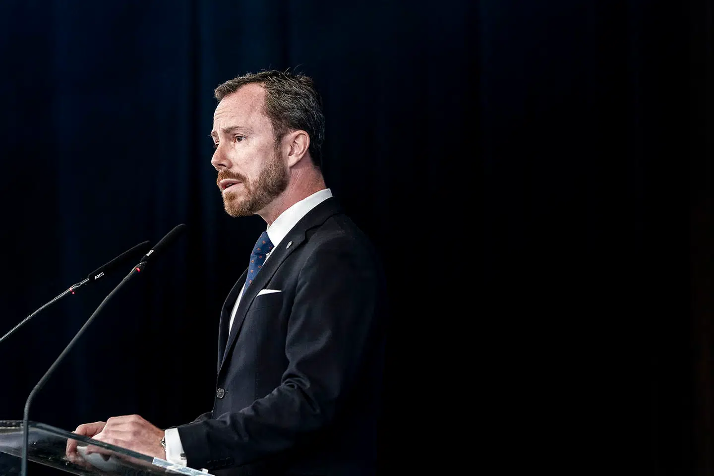 V-formand Jakob Ellemann-Jensen skriver på Twitter, at han som Socialdemokratiet er imod forbud mod omskæring.