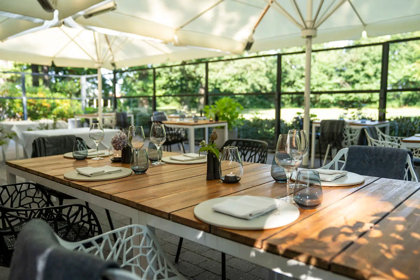 Man sidder godt på Den Røde Cottages terrasse ud mod Øresund.