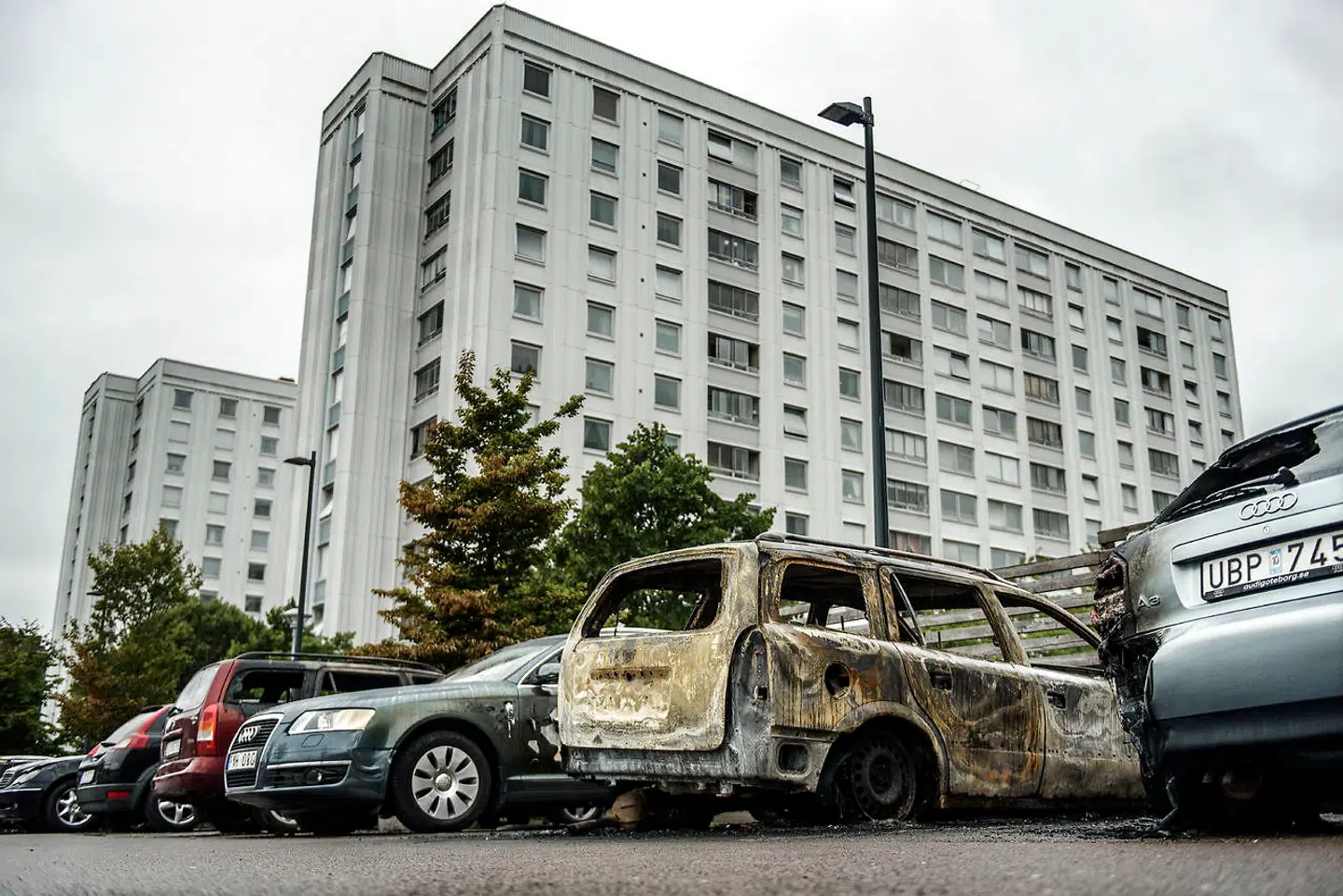 Sverige har i flere år kæmpet med stadig hårdere banderelateret kriminalitet. I 2018 blev forstæder omkring eksempelvis Göteborg ramt af en række afbrændinger og anden kriminalitet.