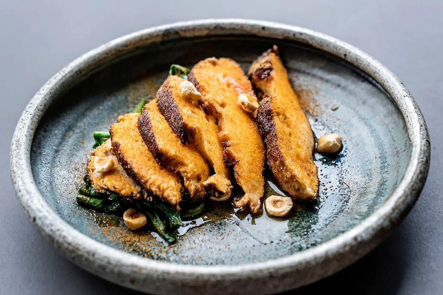 Næsten som en bøf: Pindsvinepigsvamp med spinat og nødder.