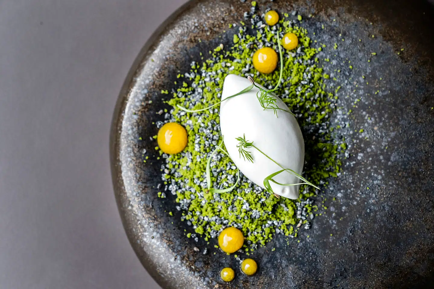 Kokosis m. passionsfrugt-gelé og matcha-te.