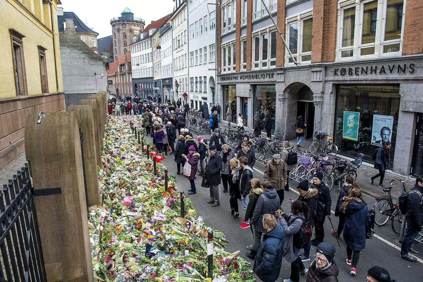 »Er det den udvikling, vi ønsker? Et land, hvor en minoritet efter 400 års forløb ikke længere kan bo, og hvor den enestående medmenneskelighed og tolerance, vi som folk viste i 1943, (...) nu er en saga blot? Det håber jeg ikke, og derfor må tiden nu være kommet til igen at slå ring om de danske jøder,« skriver Nikolaj Bøgh. Her lægges blomster ved Synagogen i Krystalgade efter terrorangrebet i 2015.