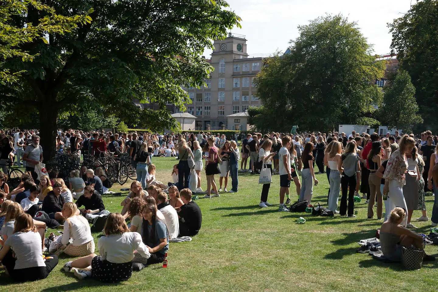 De yngre aldersgrupper udgør en større andel end tidligere af dem, der smittes med coronavirus, viser nye tal. Her ses elever i Kongens Have i København efter første skoledag.