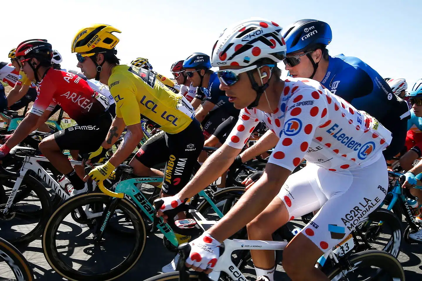 Jumbo-Visma har været i en klasse for sig. Primoz Roglic er løbets stærkeste, holdet har taget kontrol og alligevel har der været overskud til at lade fænomenet Wout Van Aert spurte sig til to etapesejre.