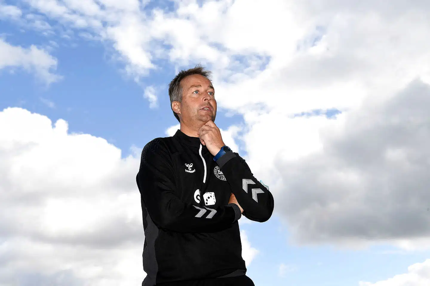 Danmarks nye herrelandstræner i fodbold er (stadig) en sympatisk fodboldromantiker, der stædigt og systematisk, nysgerrigt og nytænkende slår på tromme for »det smukke spil« og det mantra, at alt i fodboldens verden ikke kun handler om at vinde og tjene boksen.