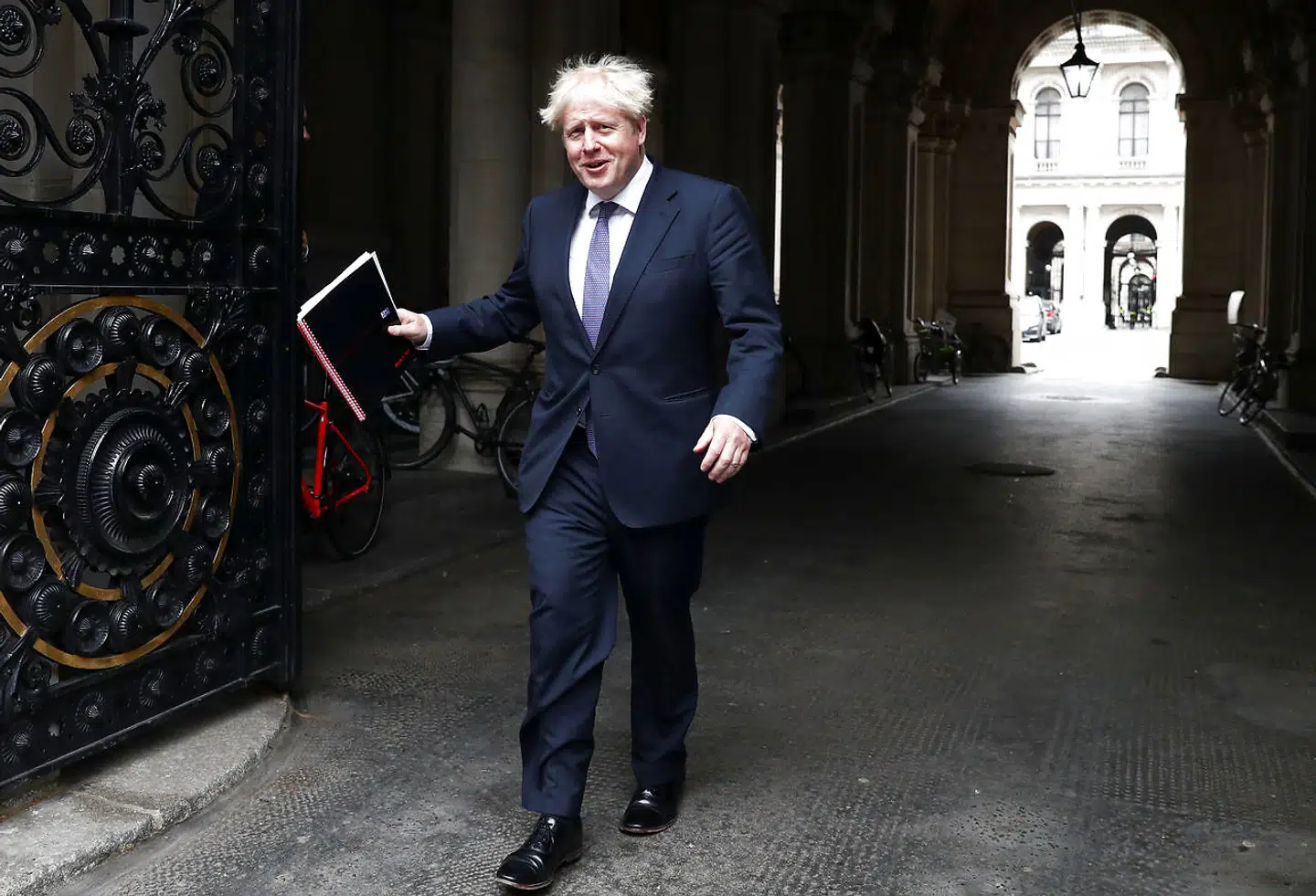 Boris Johnson spiller højt spil disse dage.