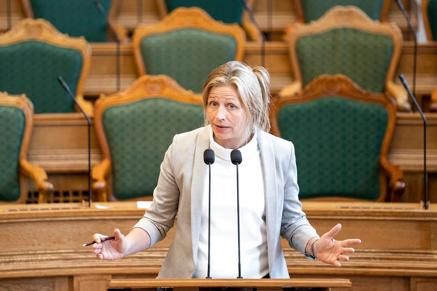 Dansk Folkepartis Marie Krarup er særdeles utilfreds med sit partis beslutning om at støtte et forbud mod omskæring af drengebørn.