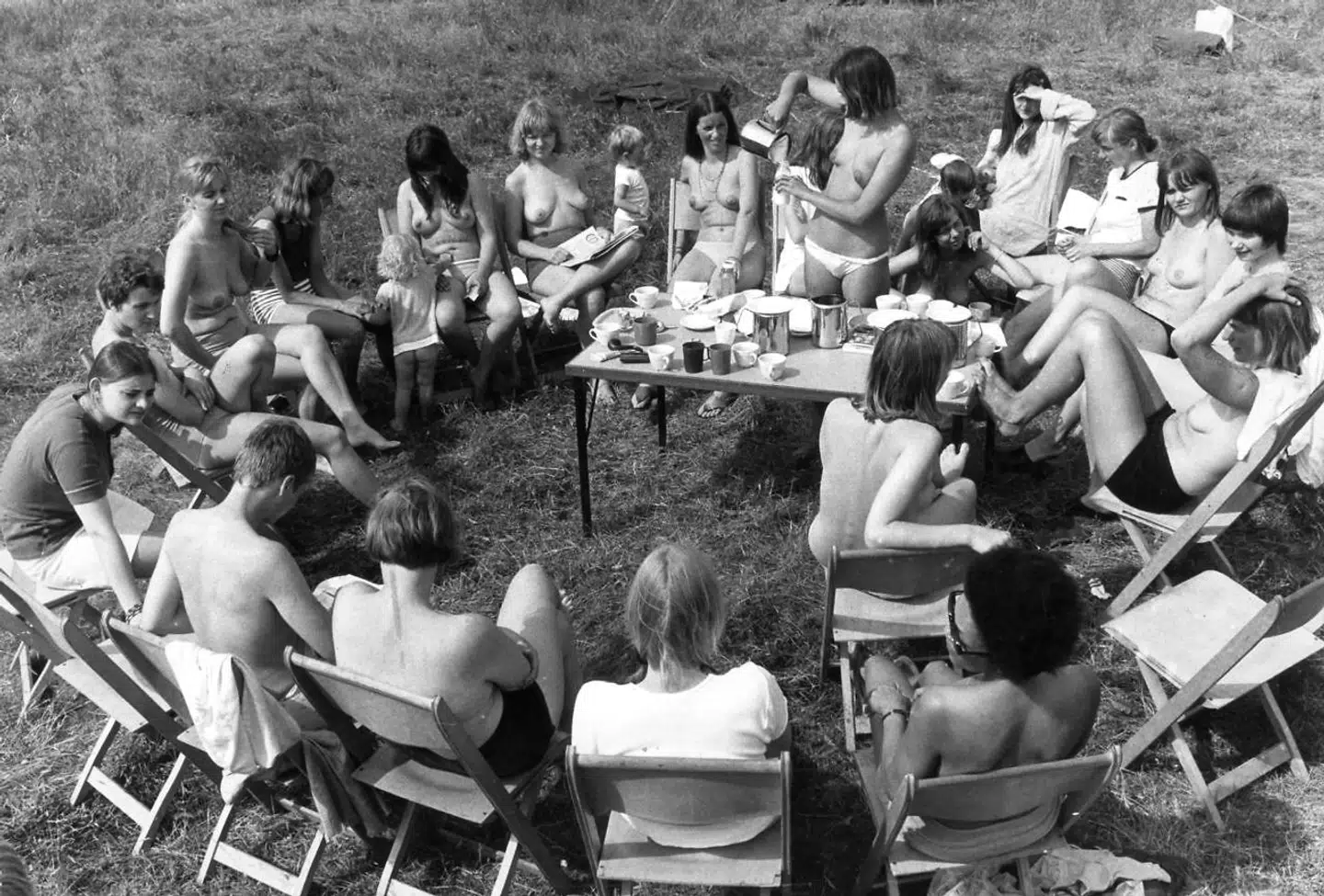 Kvinder i rundkreds på Femølejren. Femølejren var en af de mange feministiske manifestationer fra 1960erne. Kvindemuseet udsprang af denne aktivisme.