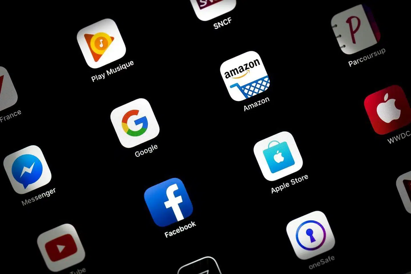 »Derfor foreslår vi i Djøfs TechDK Kommission, som jeg deltager i, at der skal nedsættes et uafhængigt platformsnævn, som inddrager relevante myndigheder, civilsamfund, vidensinstitutioner, medieorganisationer og techvirksomheder,« skriver Stine Carsten Kendal.