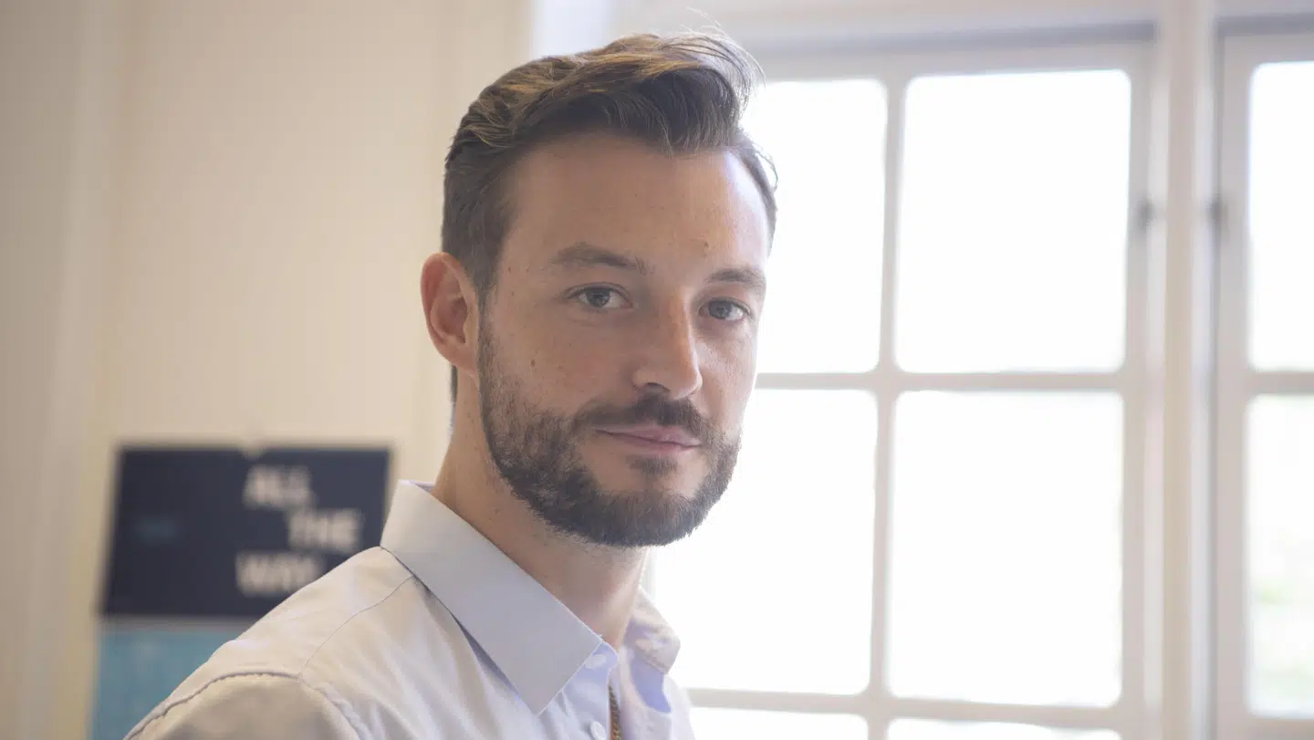 »Jeg tror, at de fleste cand merc’ere i studietiden på et eller andet tidspunkt har haft en forestilling om, at de skal være topledere,« siger Mads Hørlyck, der brugte Djøfs mentorordning itl at tage det næste skridt i karrieren. (Foto: Frej Rosenstjerne)