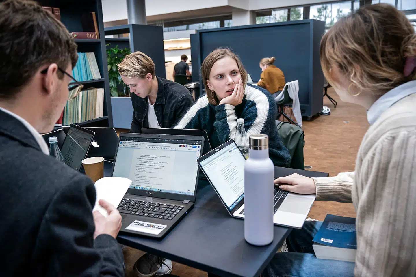 Førsteårsstuderende på jura på Københavns Universitet Amager: Midterst Sidsel Rømer Molzen, til højre Mikala Bohr.