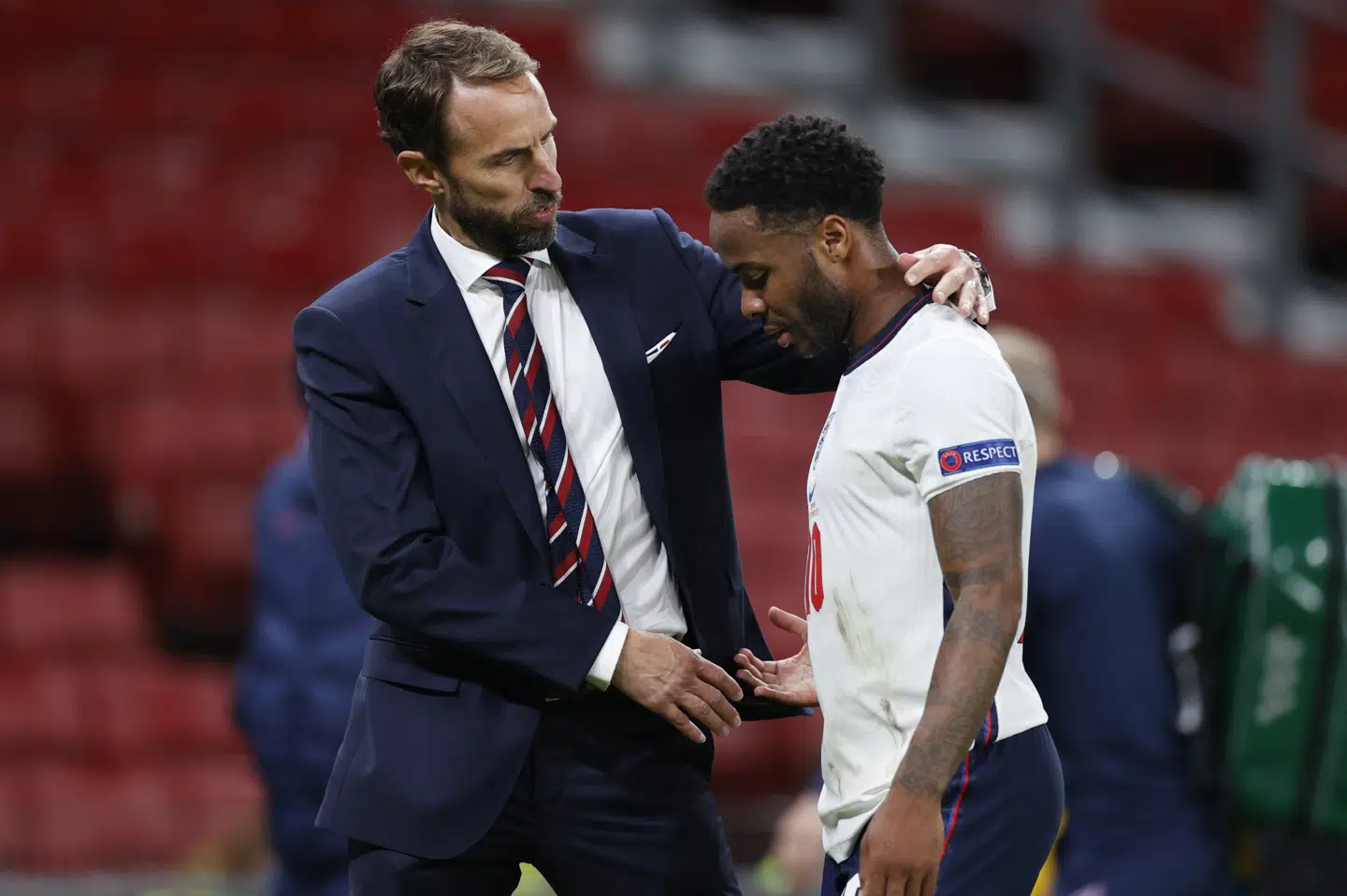 Gareth Southgate taler med Raheem Sterling i forbindelse med tirsdagens 0-0-kamp i Parken. John Sibley/Reuters