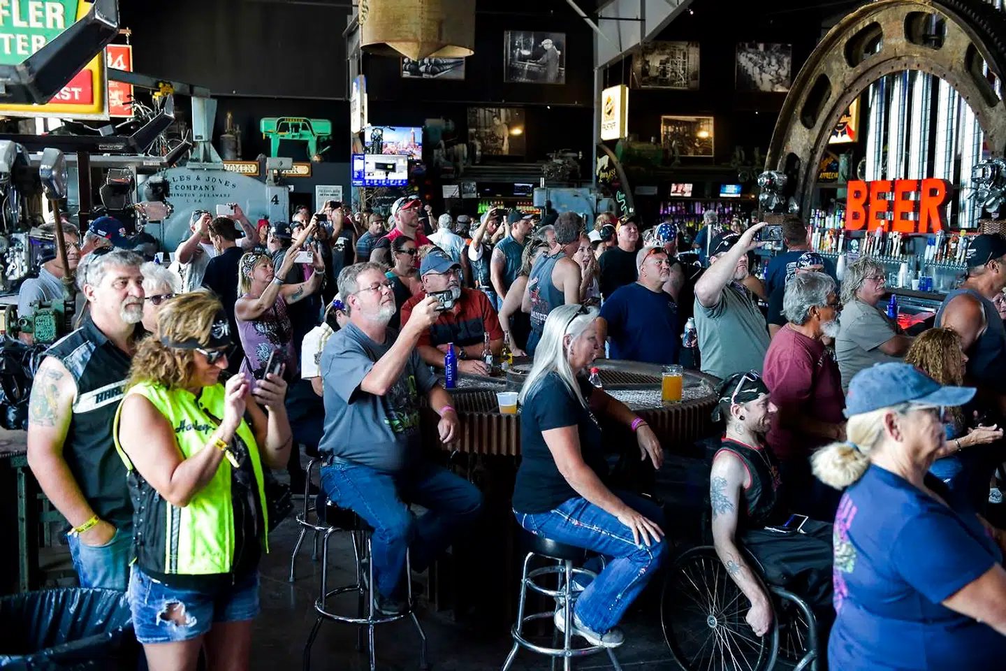 Folk fra hele USA kørte motorcyklister til South Dakota for at deltage i det årlige Sturgis-træf. De samledes på barer og til koncerter, og mange af dem bar ikke mundbind. Nu har en rapport knyttet 260.000 virustilfælde til motorcykeltræffet. South Dakotas guvernør kritiserer dog forskernes metoder.