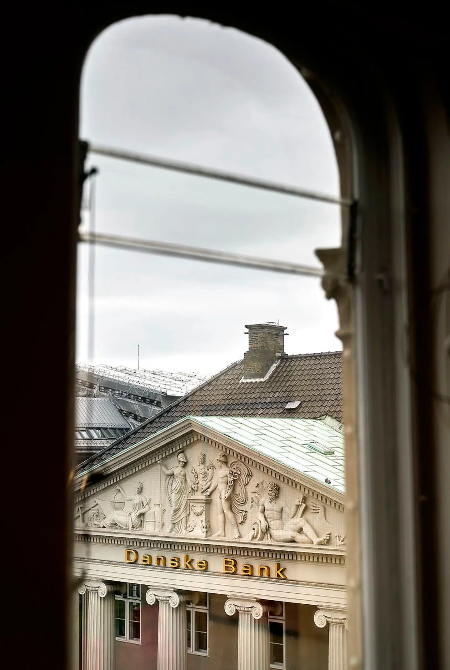 Mange tusinde gældsramte bankkunder kan være blevet ramt af Danske Banks IT-fejl. For hovedparten handler det blot om 1.000 til 2.000 kroner, siger Danske Bank. Interne dokumenter viser, at det i nogle tilfælde kan handle om sekscifrede beløb.