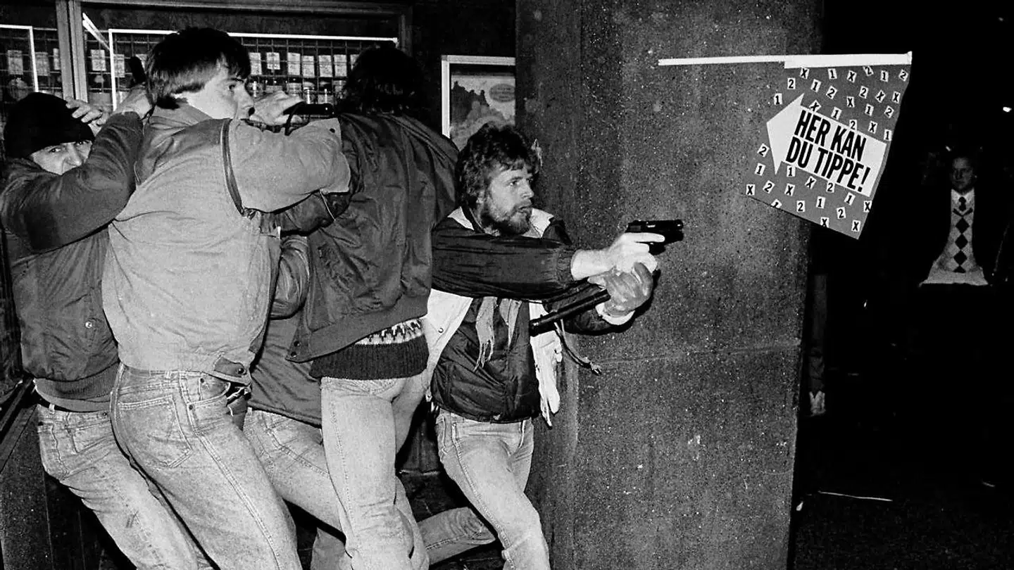 Under EF-topmødet i 1987 kom det til flere sammenstød mellem demonstrerende bz'ere og ordensmagten. Her er flere urobetjente trængt og må have pistolen frem. Fotografierne af politi med våben vakte opsigt. Ofte var uropatruljen udsat for skarp kritik i pressen, og dette foto hjalp ikke på patruljens omdømme.