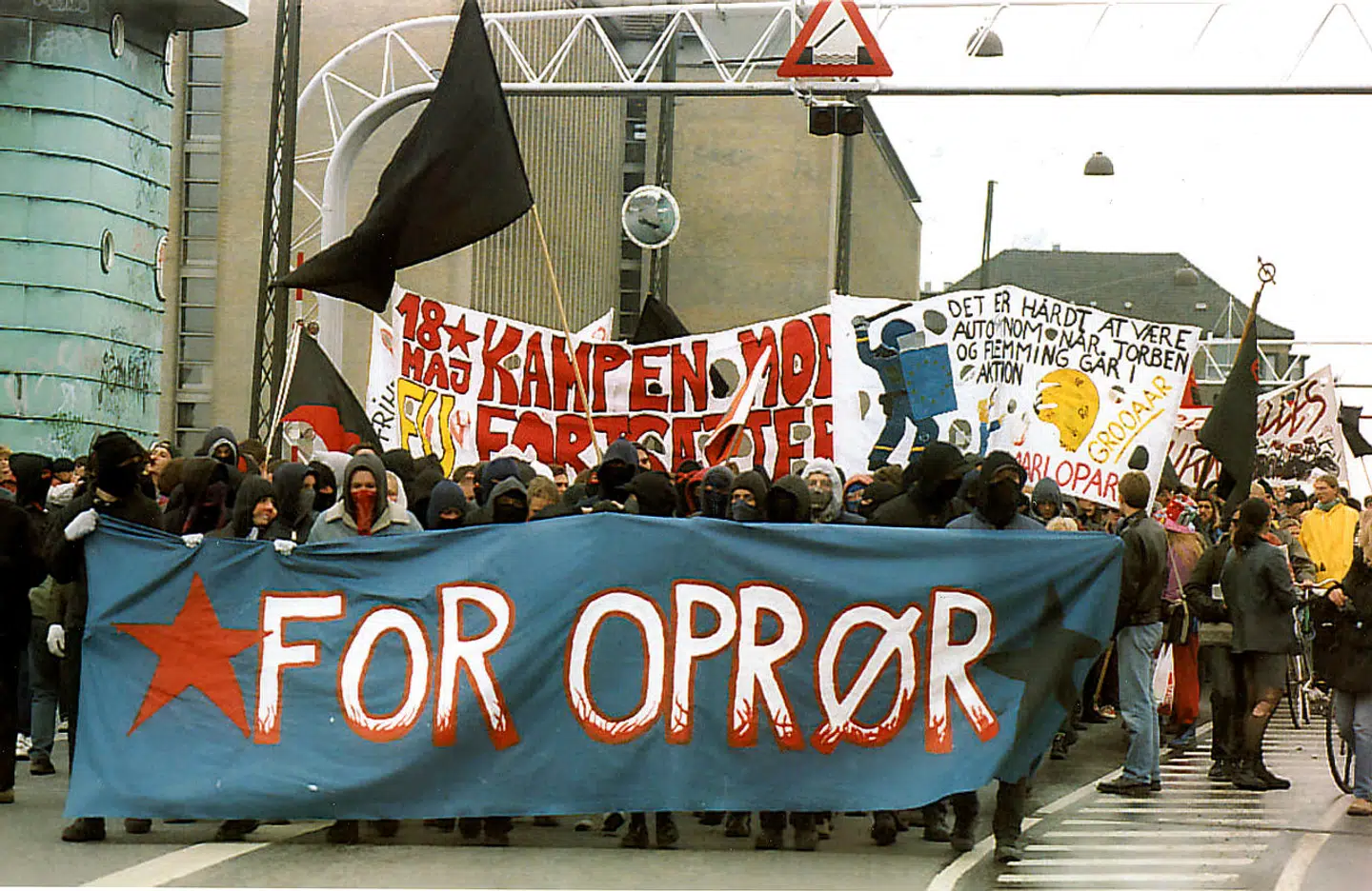 Autonome demonstrerer i Københavns gader. Her på Knippelsbro 18. maj 1994.
