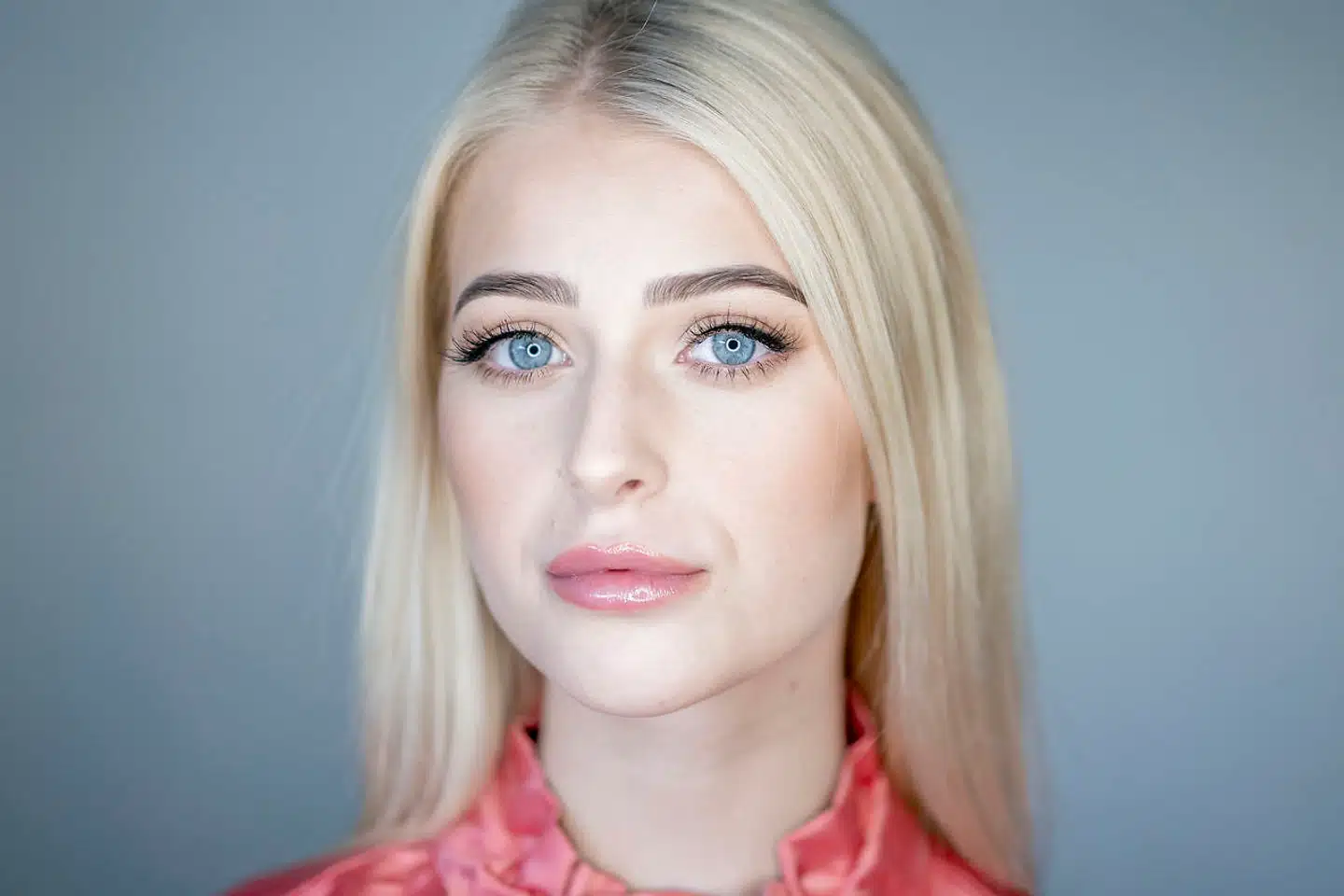 »Jeg oplyser om behandlingerne, fordi mine følgere alligevel spørger ind til det. De skal ikke tro, at jeg »woke up like this«, men vide, at jeg får det lavet. Jeg vil ikke opfordre til noget, og det gør jeg heller ikke. Jeg siger bare: »Skal du have det lavet, så gør det her, for det er et sted, jeg kan stå inde for«,« siger 19-årige Sarah Frey Hansen.