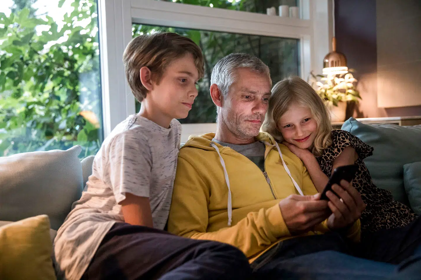 Kim Scheel indgik sammen med sine børn et eksperiment. Han downloadede den kinesiske videoapp TikTok fra deres sofa i hjemmet i Birkerød for at forstå appen. Det blev til mange gode grin, men også alvorlige snakke om kropsidealer og digital dannelse.