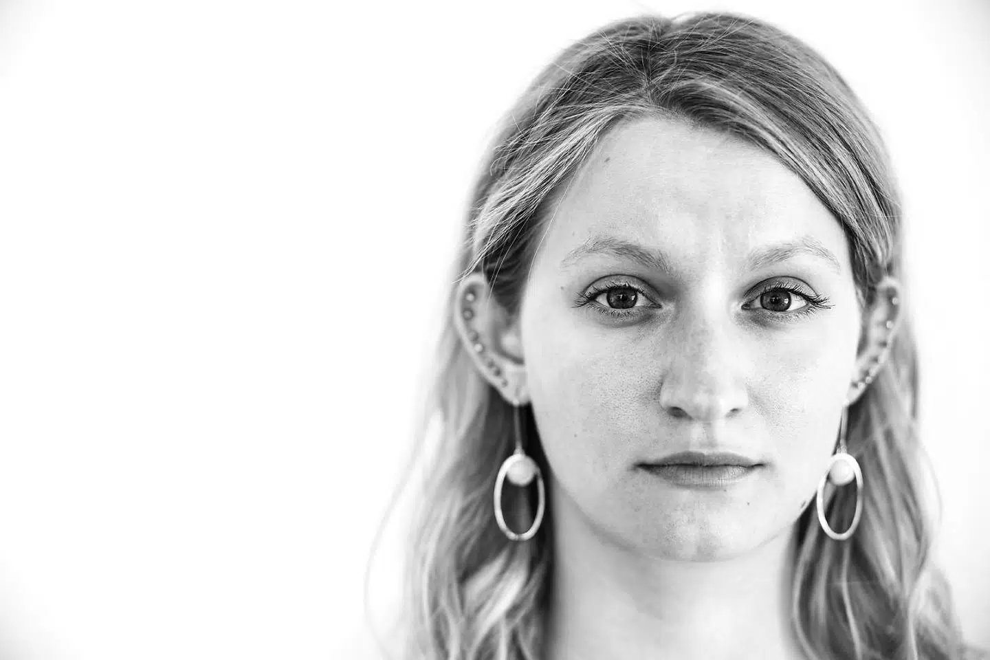 I dag er de blå mærker og andre synlige skader for længst forsvundet. Tilbage er de skader, der ikke ses med det blotte øje, men som syv år efter episoden påvirker 24-årige Amalie Botschinskys dagligdag.