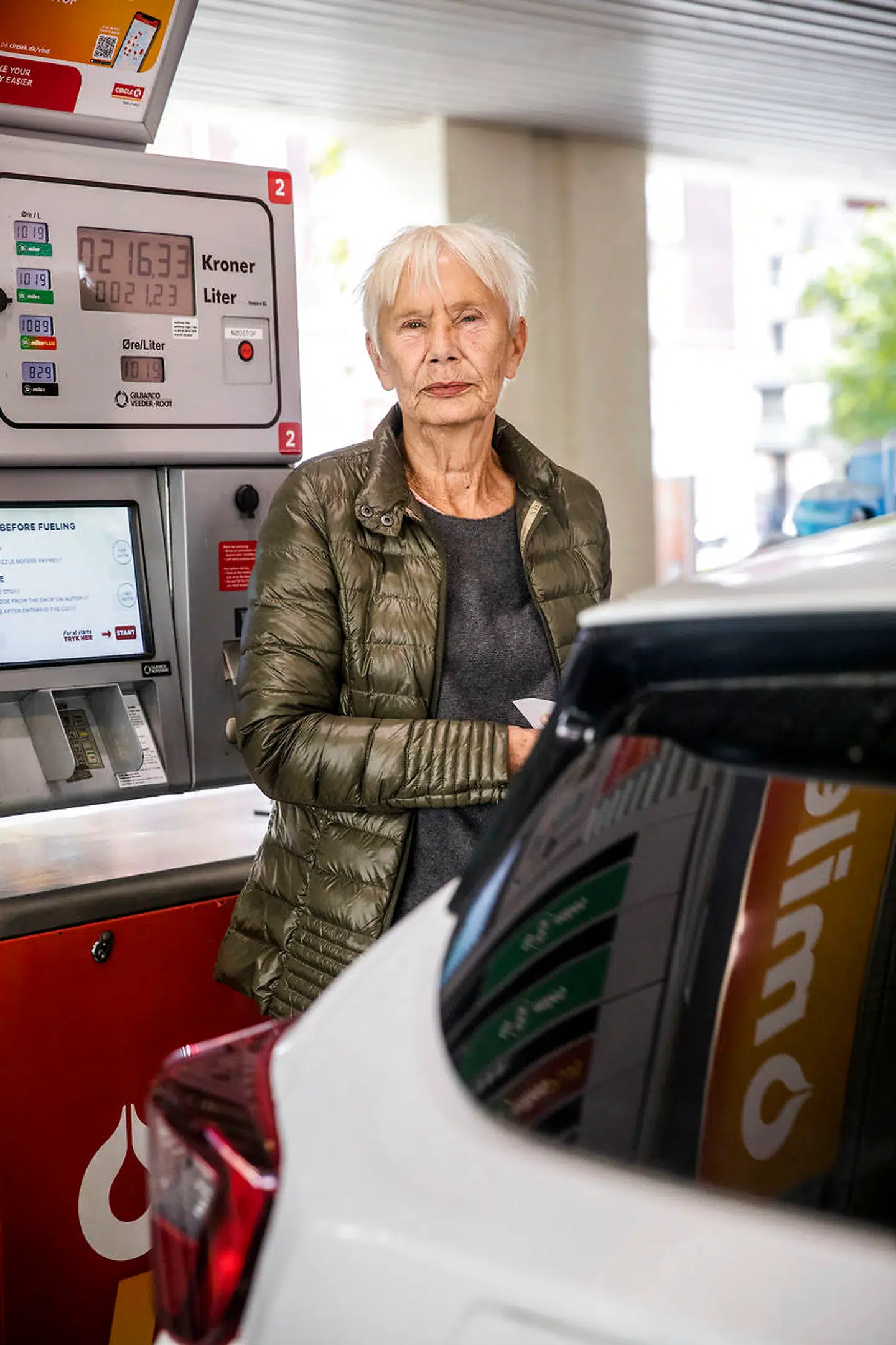 Ruth Truelsen giver ikke meget for kommissionens forslag og holder fast i sin benzindrevne og »skide lækre« Nissan Micra.