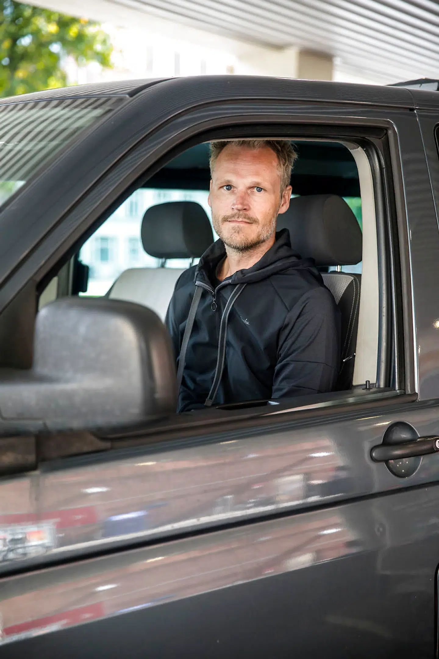 Martin Juul tilbagelægger cirka 15.000 kilometer på asfalt om året. Han efterlyser klimavenlige varevogne.