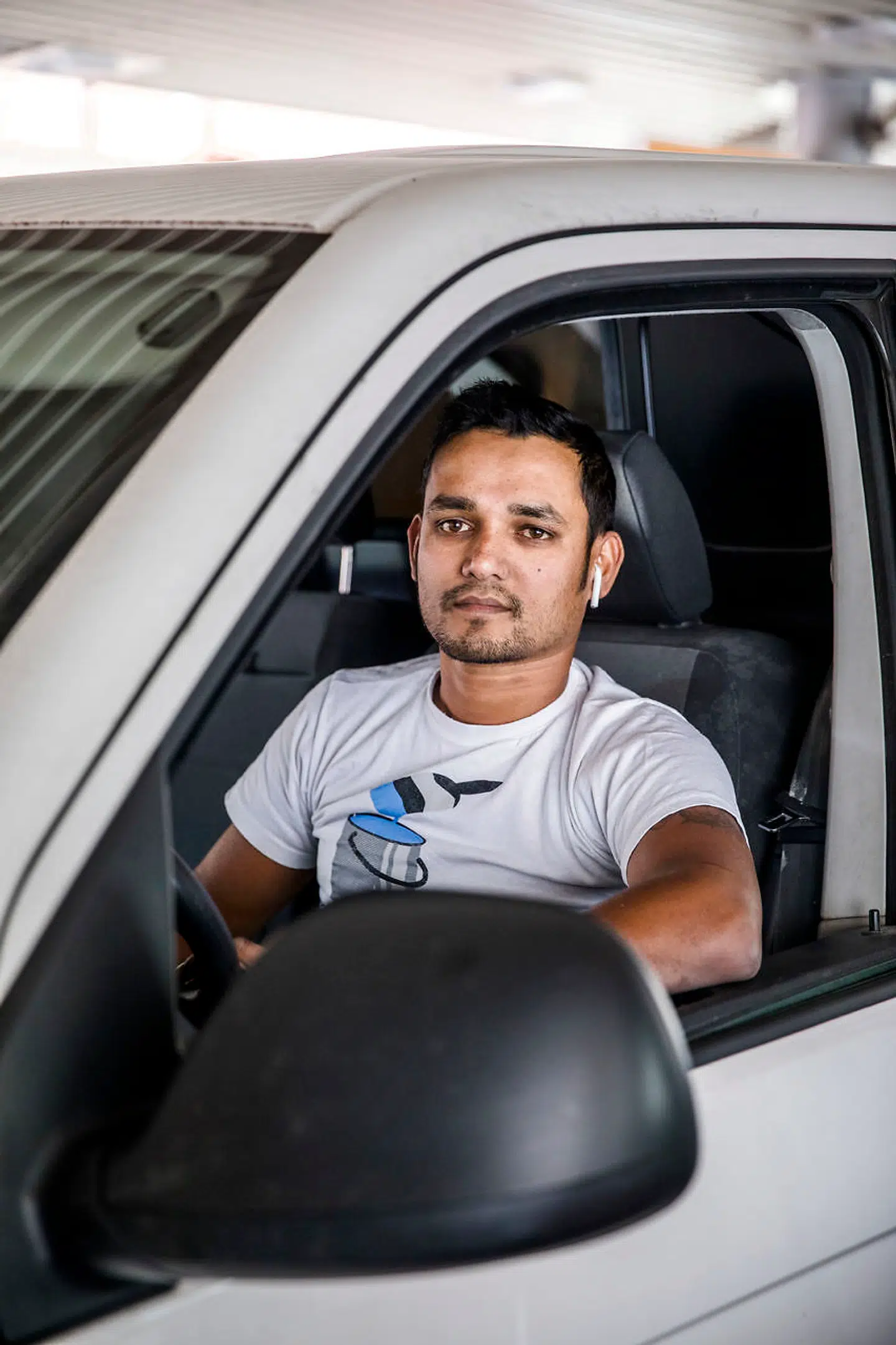 Manto Das kører 60.000 kilometer om året. Hvis der var flere ladestationer, ville han gerne have en grønnere bil.