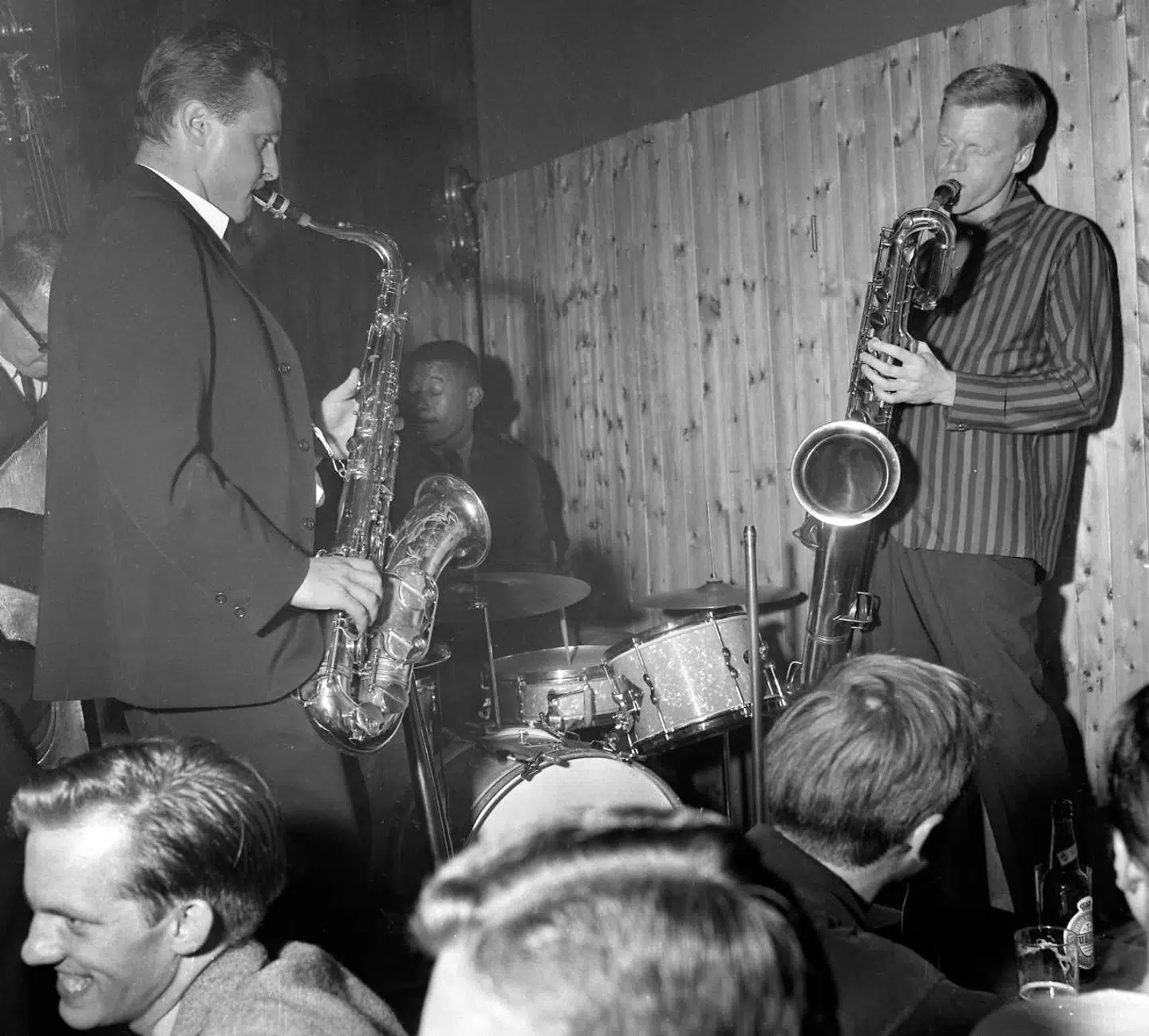 Jazzhistorisk møde: Den amerikanske tenorsaxofonist Stan Getz får besøg af en landsmand, barytonsaxofonisten Gerry Mulligan, på scenen i Montmartre i 1959.