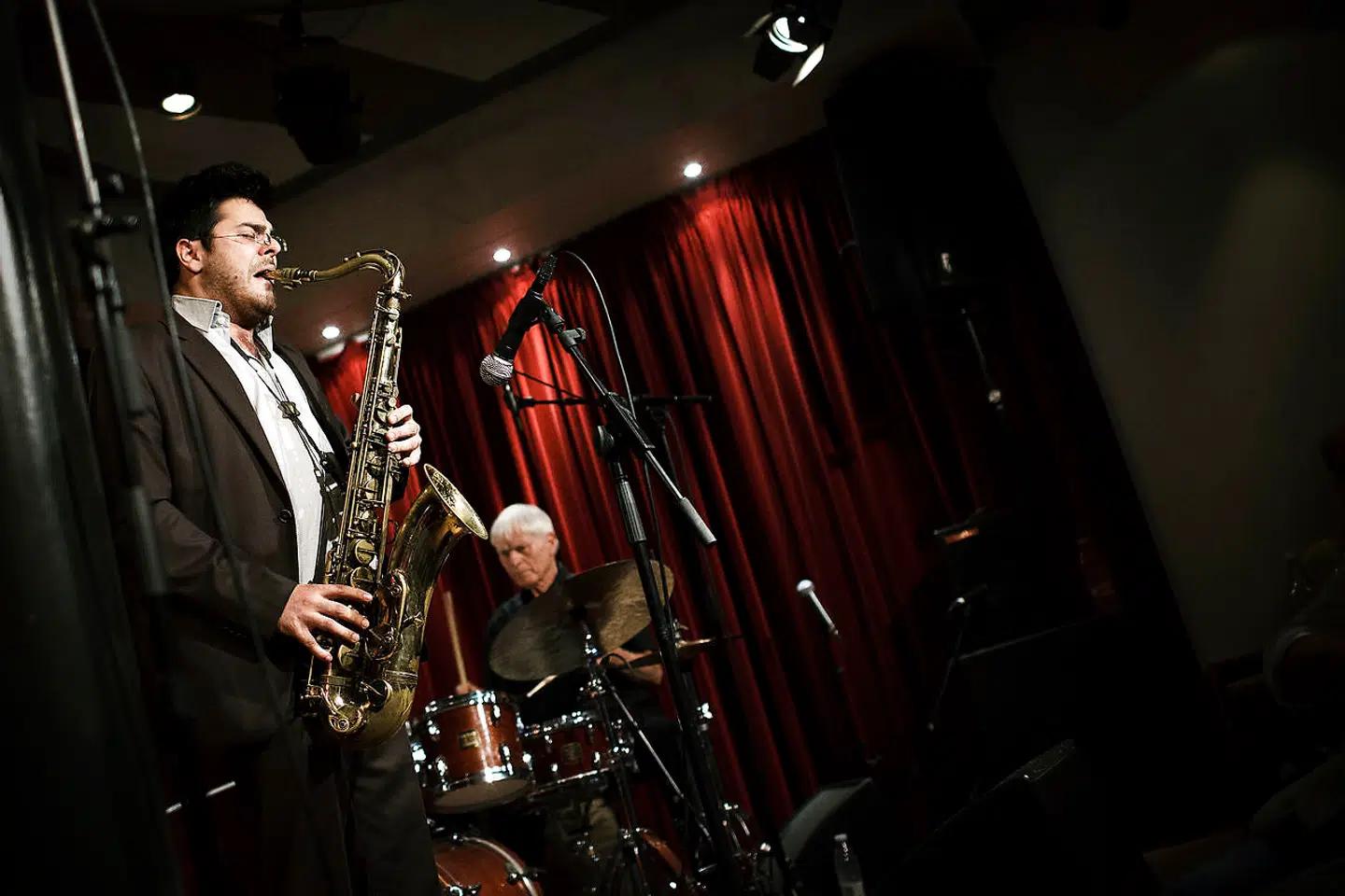 Trommeslageren og Montmartre-veteranen Alex Riel ledsager den ungarske saxofonist Gabor Bolla ved Copenhagen Jazz Festival 2013.