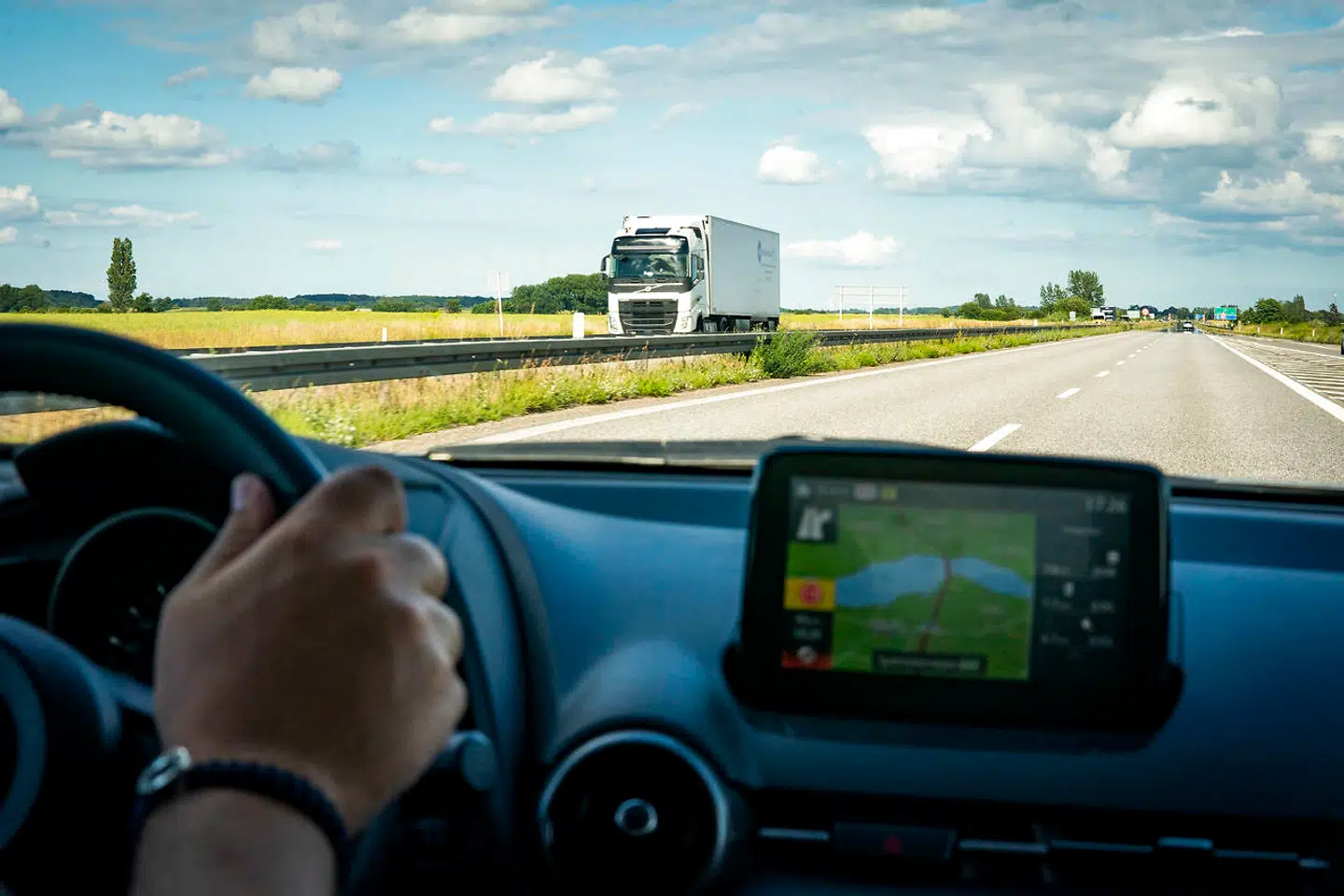 Hos Dansk Metal og i Fagbevægelsens Hovedorganisation er man bekymret for, at en prisstigning på almindelige benzinbiler vil ramme lønmodtagere hårdt.