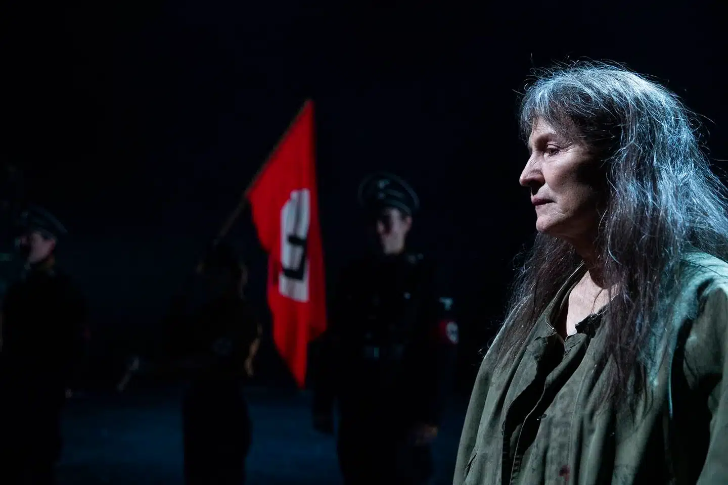 Karen-Lise Mynster spiller den Mutter Courage, der på Det Kongelige Teater bevæger sig op gennem krigshistorien.