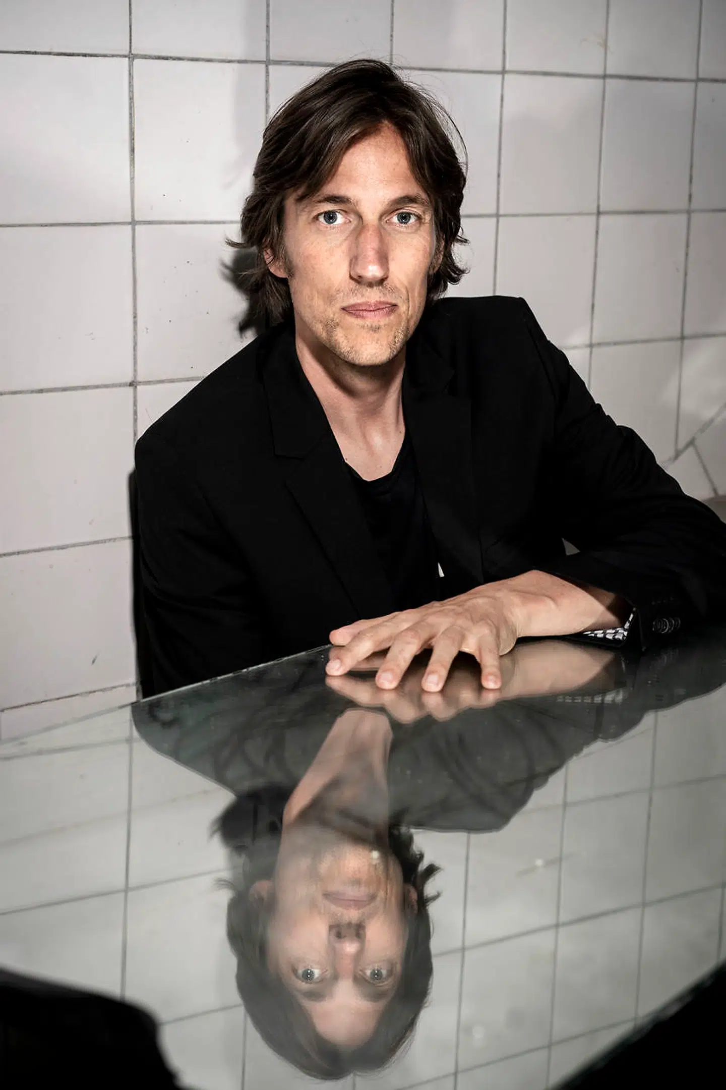 Dramatikeren, instruktøren og teaterlederen Christian Lollike berøver publikum synssansen i en forestilling , der handler om alle de tanker, en epidemi kan sætte i gang.