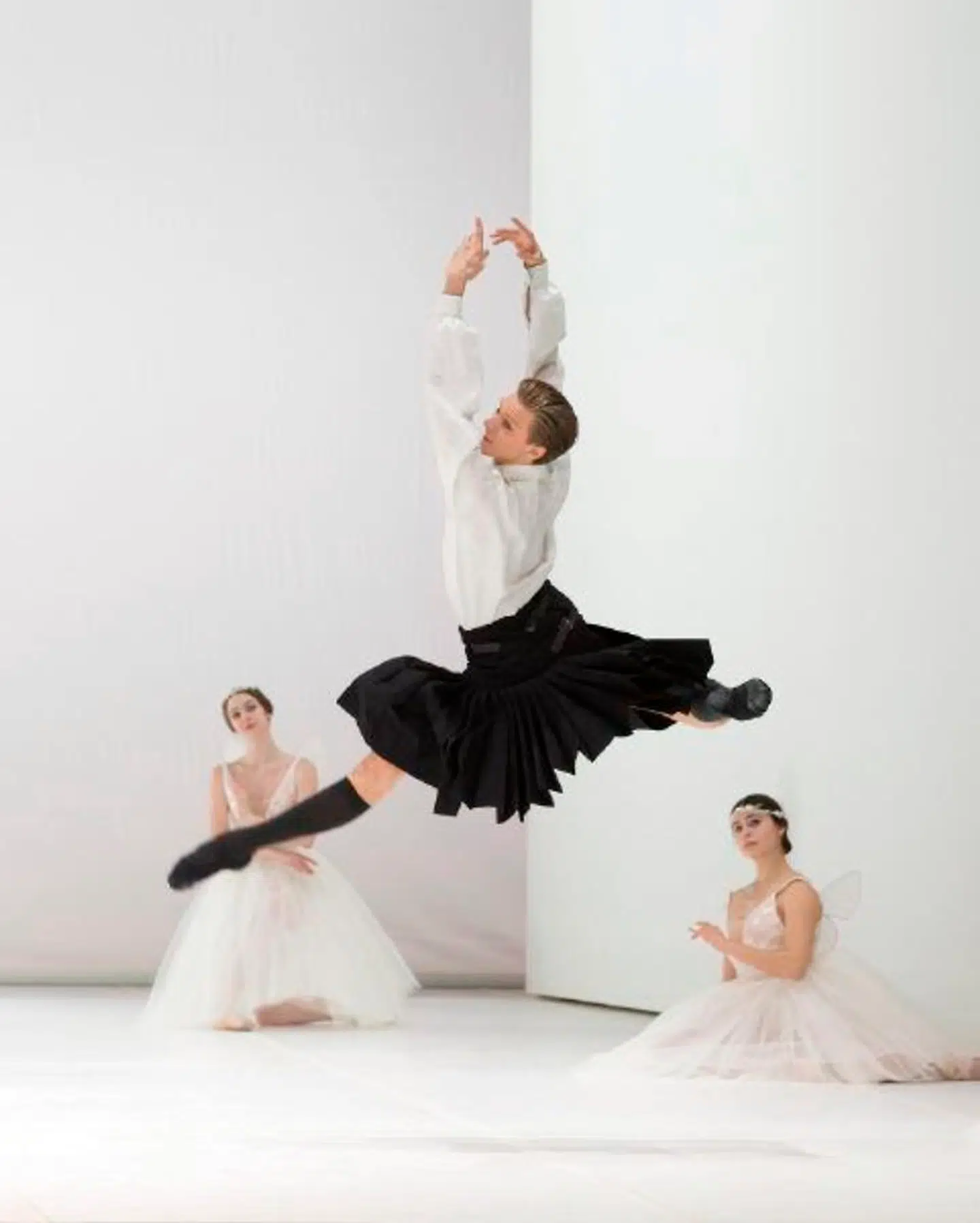 Marcin Kupiñski dansede James i 2016 i Nikolaj Hübbes seneset sversion af »Sylfiden«. Her var sylfideverdenen lys, mens James' Skotland var mørk tristesse.