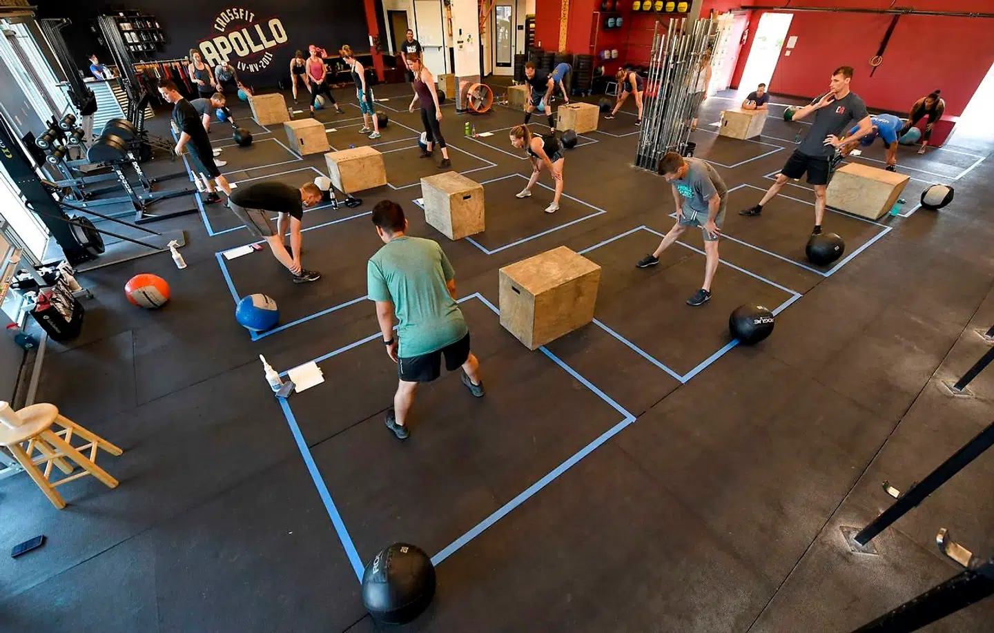 I stedet for at stirre på sin telefon, bør man indgå i fælleskaber, som f.eks. crossfit-træning, foreslår forskeren og forfatteren Cal Newport blandt andet. Her dyrkes der crossfit i Las Vegas, Nevada.