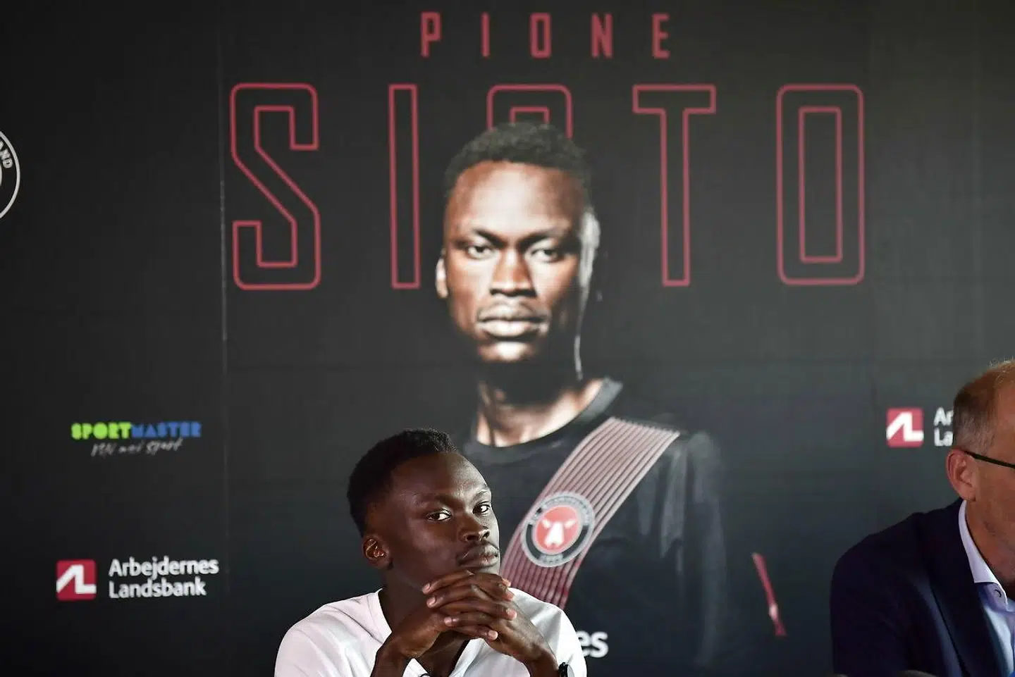 Pione Sisto bliver præsenteret i FC Midtjylland på et pressemøde på MCH Arena i Herning.