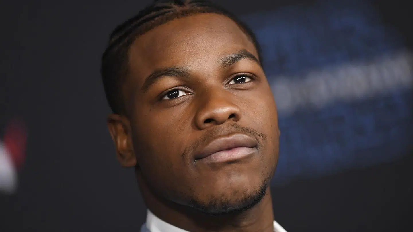 Den britiske skuespiller John Boyega, her fotograferet ved sidste års premiere på »Star Wars: The Rise of Skywalker«, retter nu en kritik mod Star Wars-universets behandling af ikkehvide skuespillere. Arkivtofoto: Valerie Macon/AFP/Ritzau Scanpix