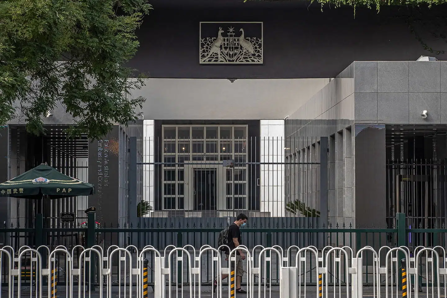 En mand går forbi den australske ambassade i Beijing.