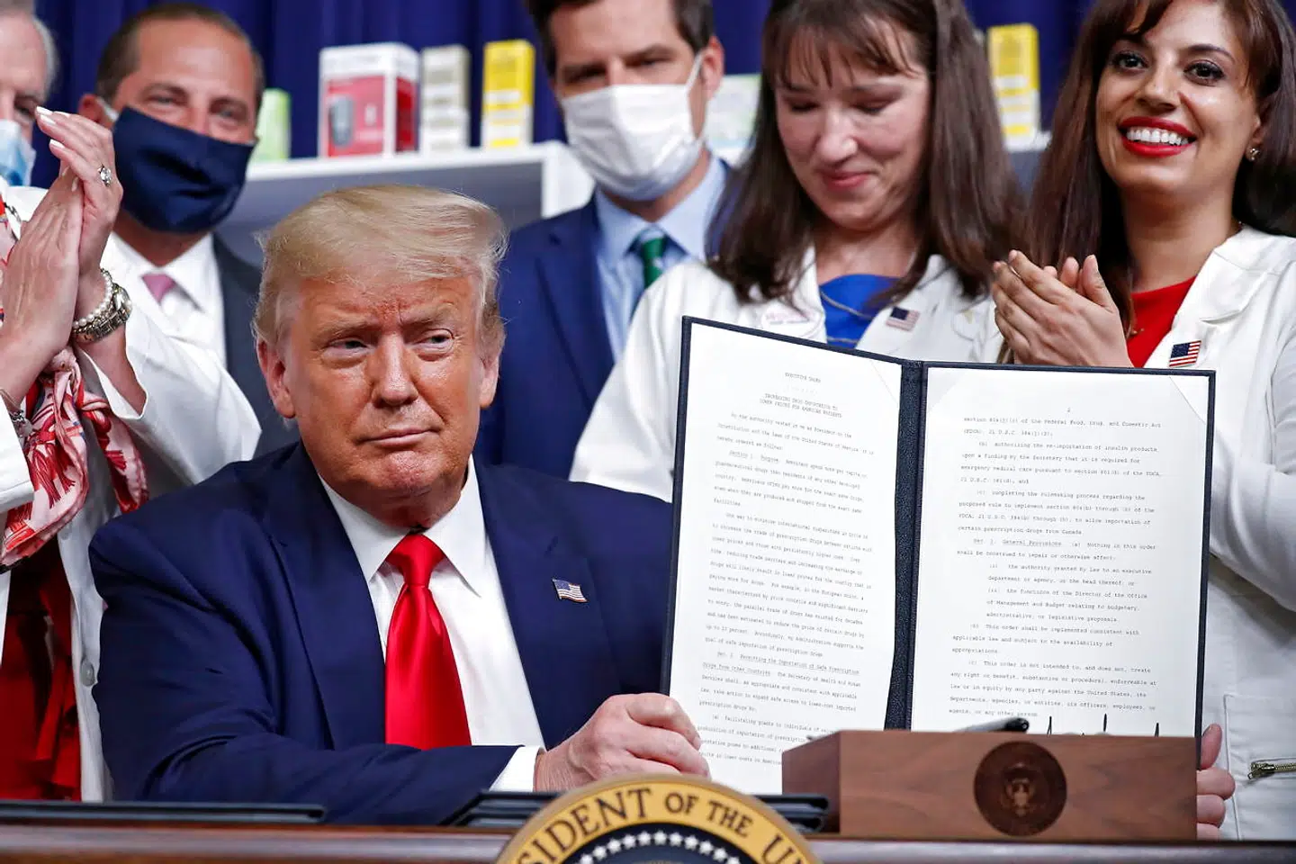 USAs præsident, Donald Trump, har flere gange beskyldt de globale medicinalgiganter for at være grådige og tage skyhøje priser for deres medicin. I slutningen af juli underskrev Trump en række dekreter, som skal sikre, at amerikanerne kommer til at betale mindre for receptpligtig medicin.