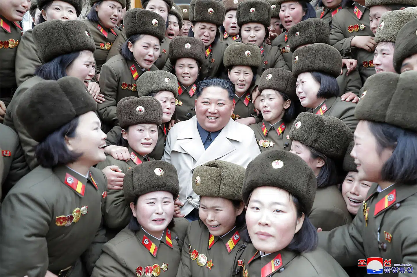 Kim Jong-un er her på besøg hos kvindelige soldater fra Nordkoreas folkehær. Billedet er fra 25. november 2019.