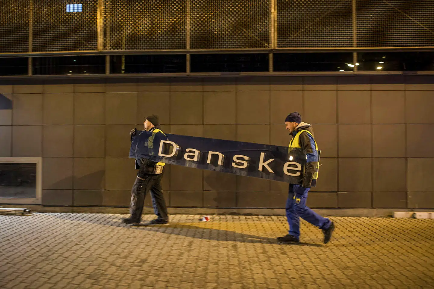 »Ørerne bør være højrøde i Danske Bank af en anden grund. Spørgsmålet er, hvorfor sagen overhovedet skal afdækkes af TV 2 og Berlingske. Når banken øjensynligt har kendt til sit gældskaos i lang tid, burde den selv være gået ud i offentligheden og fortalt om problemerne og deres løsning,« skriver Thomas Bernt Henriksen i denne leder.