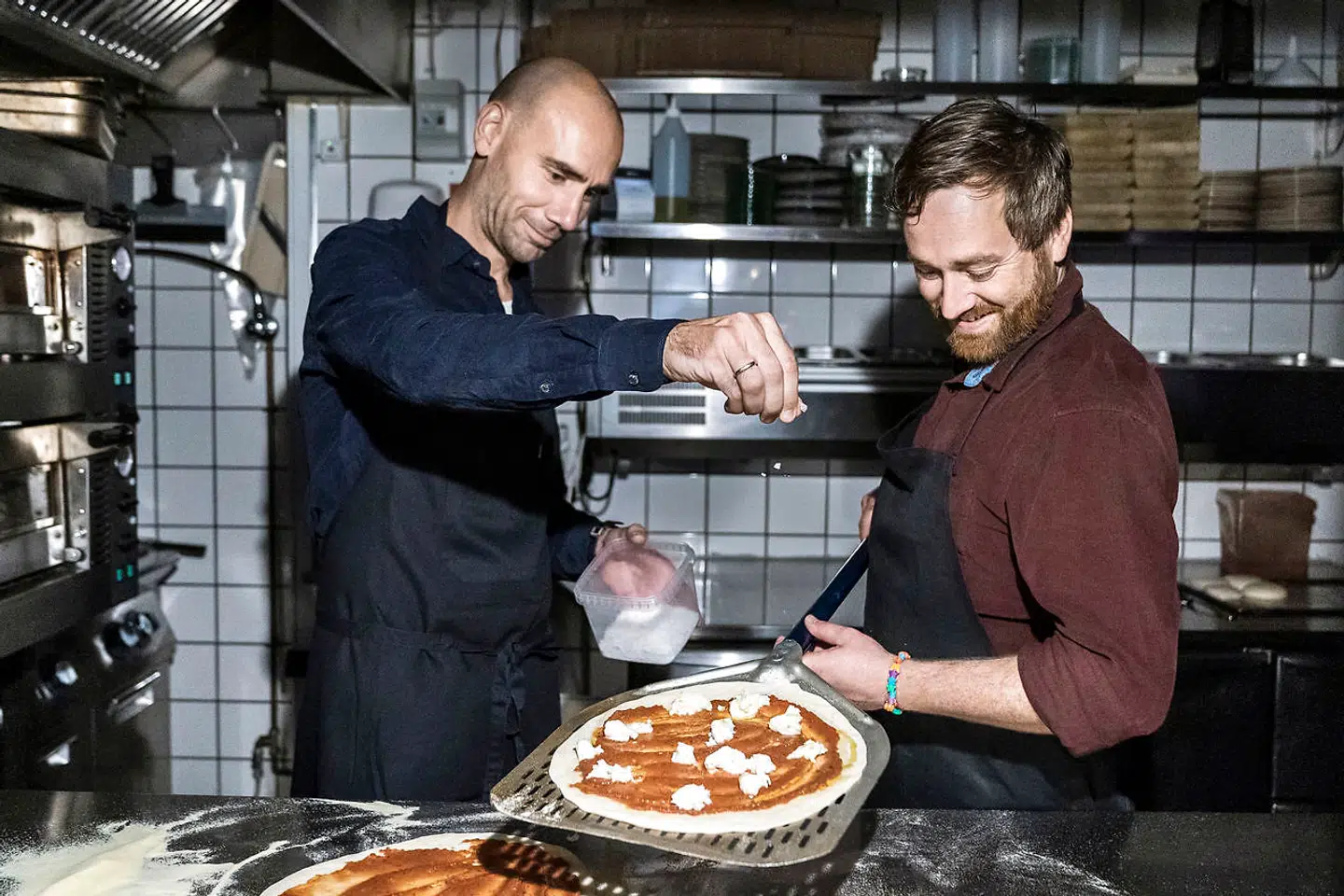 Selv om udgangspunktet for virksomheden var pizza, skal folk vide, at Gorms er meget mere end de tynde pizzabunde. »Vi vil gerne være en helstøbt oplevelse med det fede vinkort, gode og forskellige øl og et bredt udvalg af antipasti og pasta,« siger administrerende direktør Christian Madsen (tv.). Til højre kokken Gorm Wisweh, som er manden, der lægger navn til kæden.