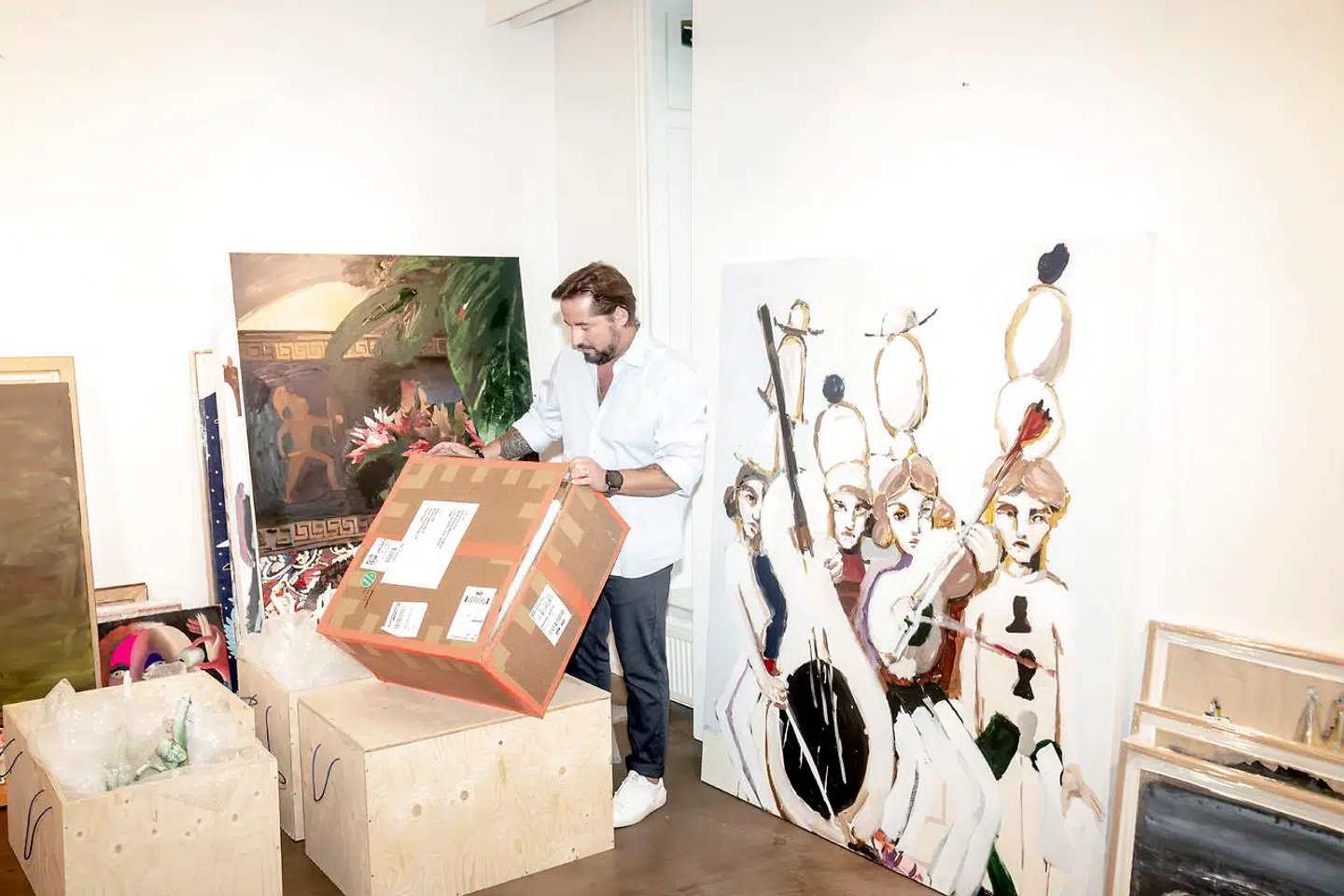 Hans Alf har ikke helt fået pakket alle de værker ud, som i den foregående weekend var en del af kunstmessen Enter Art Fair.