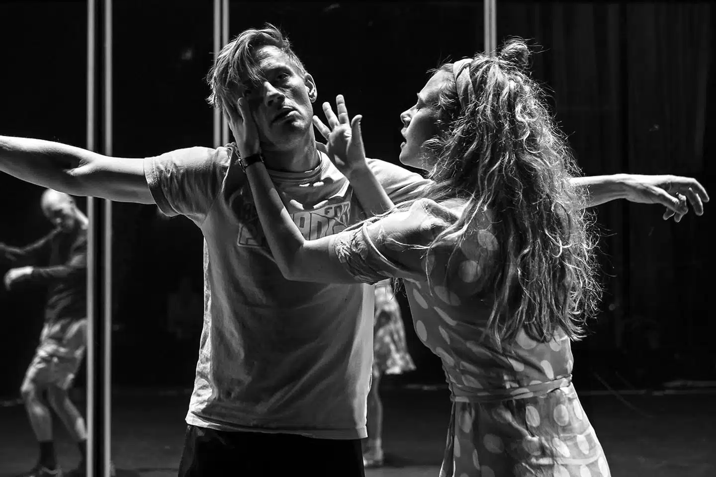 »Det er virkelig angstprovokerende, for det er så ikonisk en rolle,« siger Esben Smed. Her sammen med Sara Viktoria Bjerregaard som Ofelia.