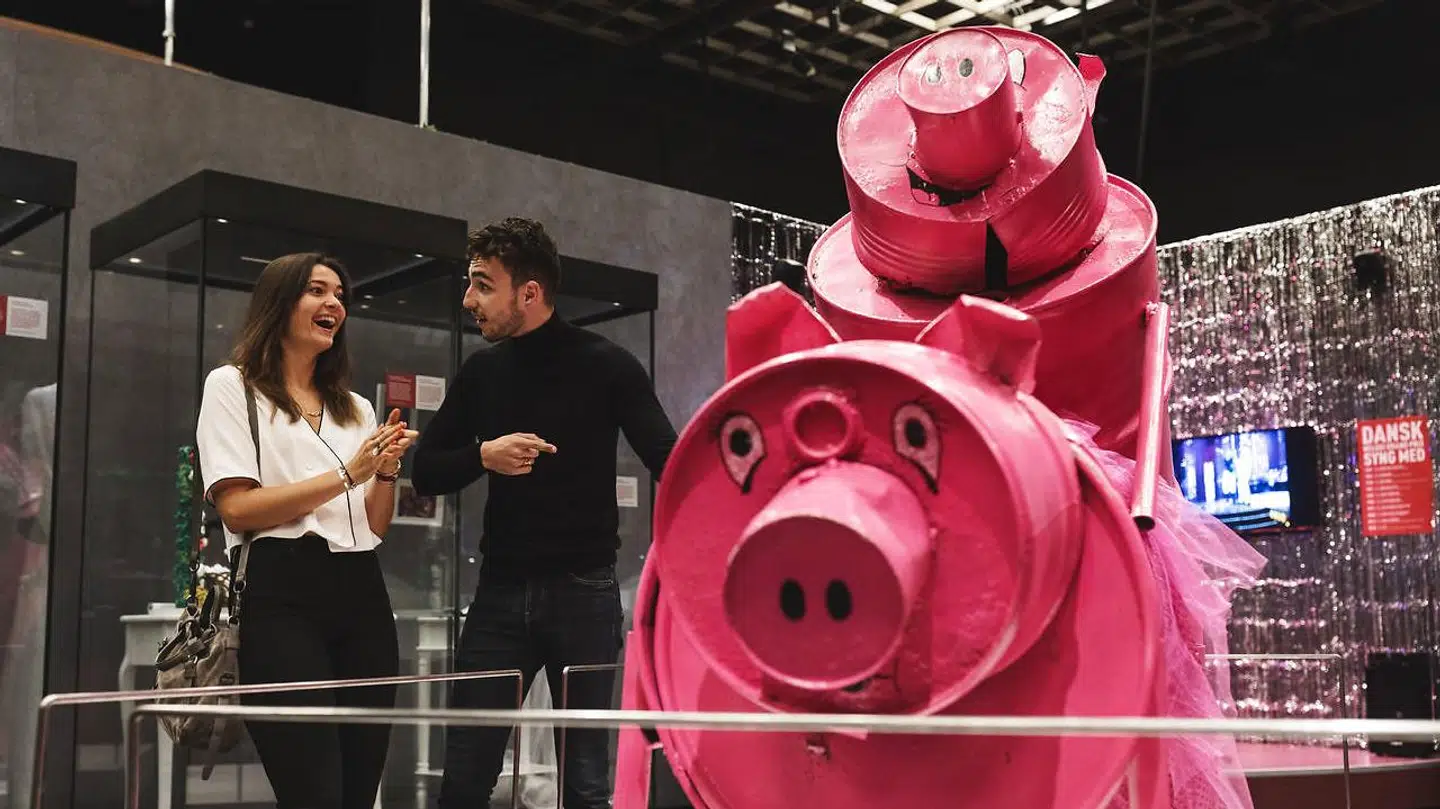 Nationalmuseet illustrerer den ceremoni, hvor man markerer, at en mand som 30-årig stadig er ugift – og dermed pebersvend – med to olietønder, der har sex.