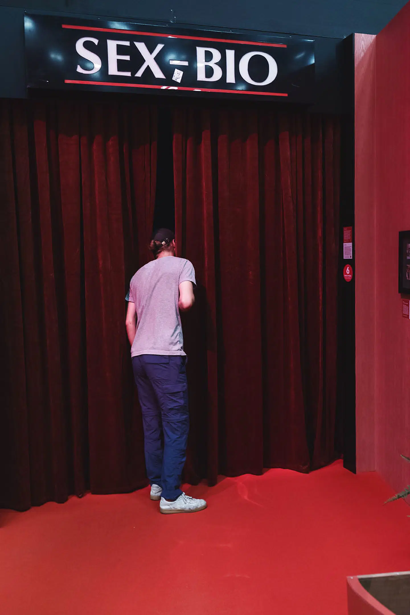 Der er indrettet en hel lille biograf, hvor man kan se de populære sengekantsfilm fra 1970erne.