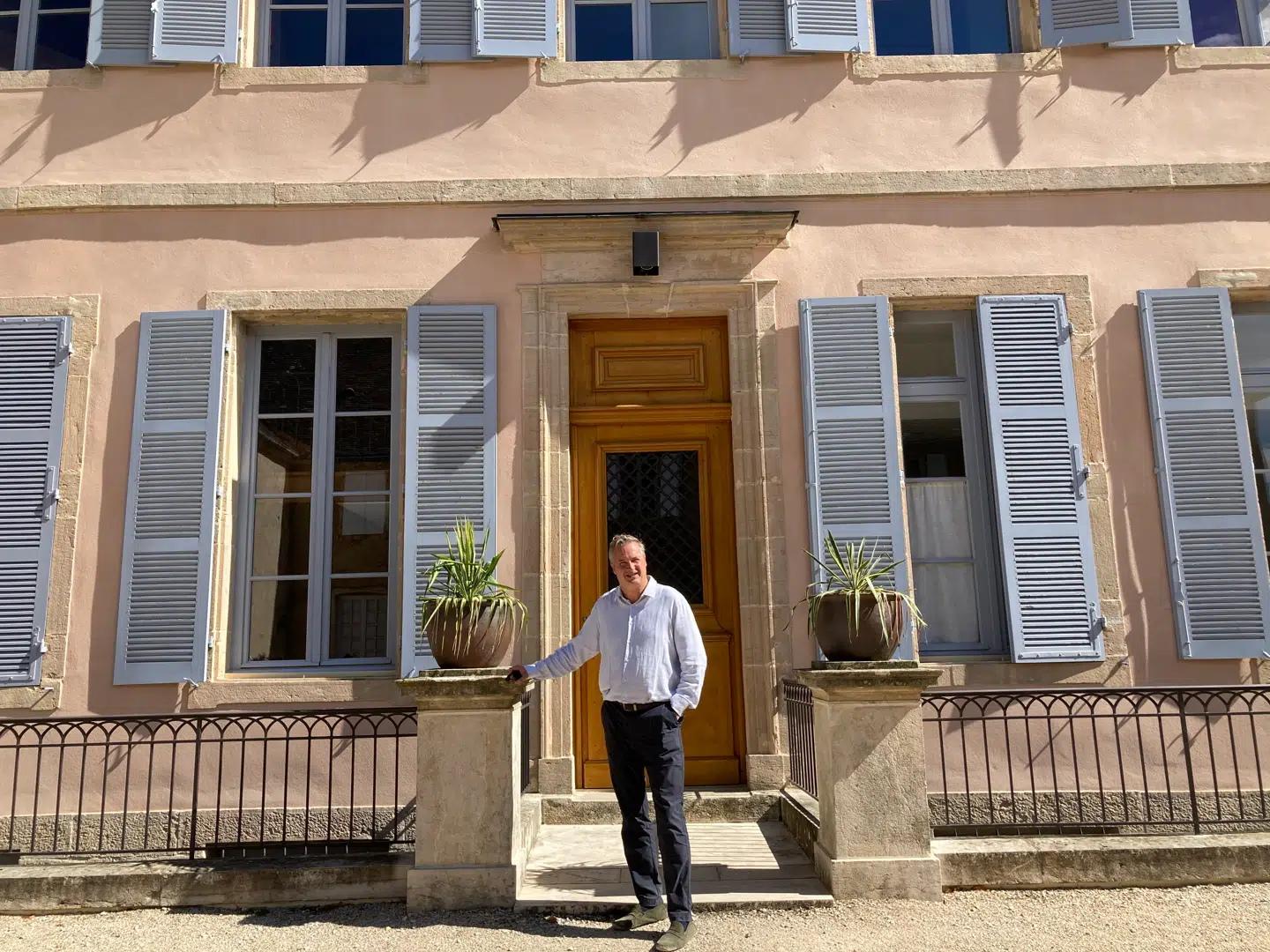 Louis-Fabrice Latour, syvende generation Latour fotograferet foran Château Grancey.